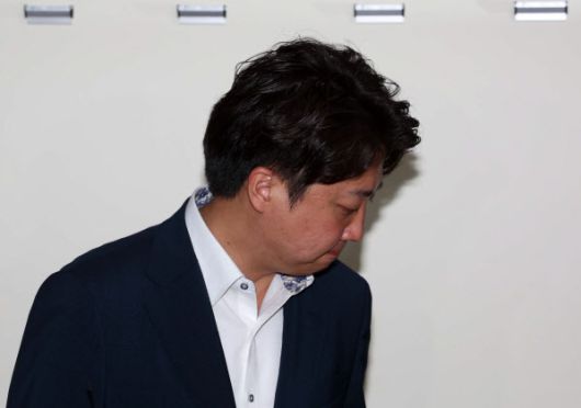 이준석 국민의힘 대표가 지난 7월 7일 저녁 국회 당 대회의실에서 열린 중앙윤리위원회의에 출석하고 있다. (사진=공동취재단)