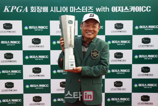 그랜드 시니어 대회에서 우승한 유건희. (사진=KPGA)