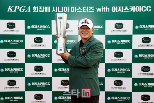 전태현이 우승트로피를 들고 환하게 웃고 있다. (사진=KPGA)