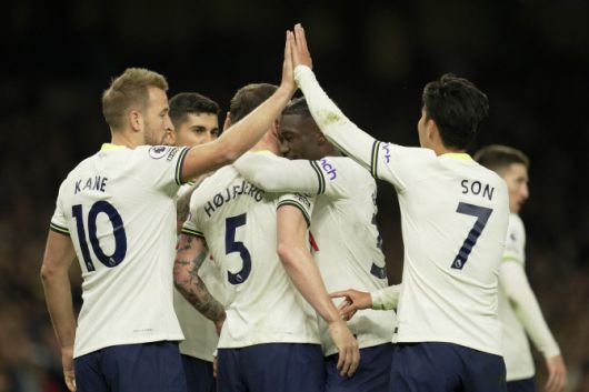 토트넘의 피에르-에밀 호이비에르가 득점을 성공한 뒤 토트넘 동료들과 함께 기뻐하고 있다. 사진=AP PHOTO