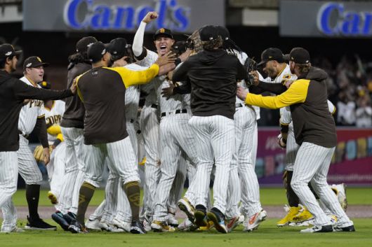 내셔널리그 디비전시리즈에서 LA다저스를 3승 1패로 꺾은 샌디에이고 파드리스 선수들이 서로 얼싸안으며 기뻐하고 있다. 사진=AP PHOTO