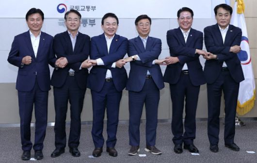 24일 세종정부청사에서 열린 간담회에 참석한 이동환 시장(왼쪽두번째)과 원희룡 국토부 장관(왼쪽 세번째) 등 관계자들이 손을 맞잡고 기념촬영을 하고 있다.(사진=고양시 제공)
