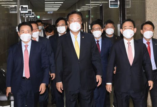 정진석 국민의힘 비상대책위원장(앞줄 가운데)과 주호영 국민의힘 원내대표(앞줄 오른쪽) 등 당 지도부들이 24일 국회에서 열린 비상대책위원회의에 참석하고 있다.(사진=국회사진기자단 제공)