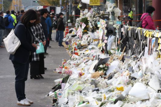 [이데일리 이영훈 기자] 서울 용산구 이태원역 1번 출구 앞에 마련된 희생자 추모 공간에서 시민들이 추모하고 있다.