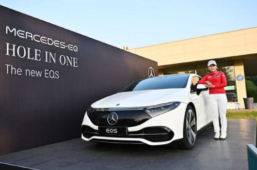 홀인원 부상으로 받은 벤츠 승용차 앞에서 포즈 취한 이제영.(사진=하나금융그룹 챔피언십 조직위 제공)