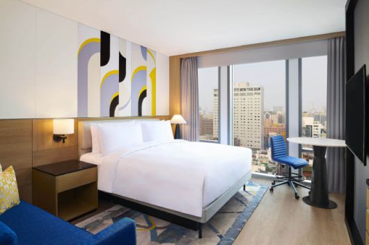 르메르디앙 서울 명동 디럭스 킹 객실 전경. 르메르디앙&목시 명동 제공.