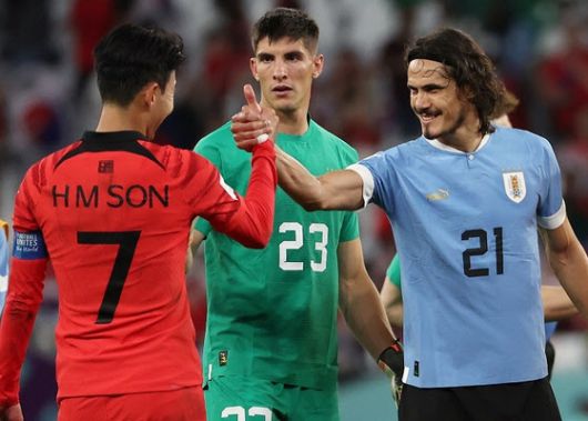 24일 오후(현지시간) 카타르 알라이얀의 에듀케이션 시티 스타디움에서 열린 2022 카타르 월드컵 조별리그 H조 1차전 대한민국과 우루과이 경기에서 우루과이 에딘손 카바니가 경기가 끝난 뒤 손흥민과 인사하며 엄지손가락을 치켜세우고 있다.(사진=연합뉴스)