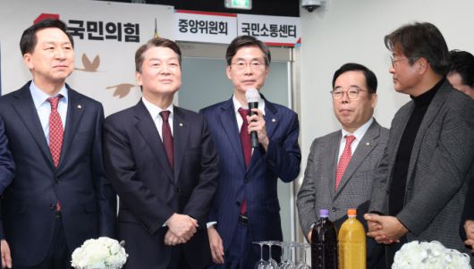 국민의힘 당권주자인 조경태(왼쪽에서 세 번째) 의원이 1일 오전 서울 여의도 중앙당사에서 열린 2023 국민의힘 신년인사회에서 인사말을 하고 있다. (사진=뉴스1)