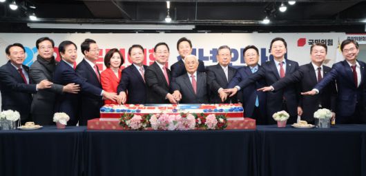 1일 오전 서울 여의도 중앙당사에서 열린 2023 국민의힘 신년인사회에서 주호영 원내대표, 오세훈 서울시장, 목요상·유흥수·유준상 상임고문, 당권주자인 김기현·안철수·조경태 의원 등이 떡 케이크를 자르고 있다. (사진=뉴스1)
