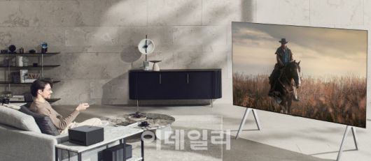 ‘LG 시그니처 올레드 M’은 현존 최대 크기인 97형 올레드 TV에 세계 최초로 4K·120Hz 고화질 영상 전송을 지원하는 무선 솔루션을 탑재했다. TV 본체와 무선으로 연결된 별도의 AV 전송박스인 ‘제로 커넥트 박스’를 통해 다양한 주변기기를 연결하면 TV가 설치된 주변 공간을 깔끔하게 정리할 수 있다. 사진은 LG 시그니처 올레드 M(모델명: M3)이 집 안 공간에 조화롭게 배치된 모습.(사진=LG전자)