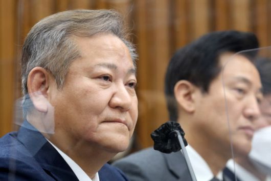 이상민 행정안전부 장관이 6일 서울 여의도 국회에서 열린 용산 이태원 참사 진상규명과 재발방지를 위한 국정조사 2차 청문회에서 의원 질의를 경청하고 있다.(사진=뉴스1)