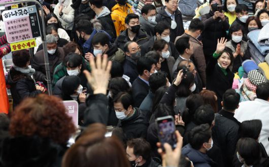 김건희 여사가 11일 대구 서문시장을 방문, 시민들에게 인사하고 있다. (사진=연합뉴스)