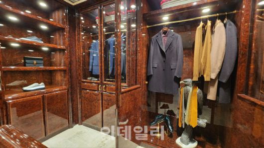 갤러리아 백화점 스테파노 리치 수트. (사진=백주아 기자)