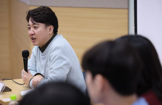 이준석 전 국민의힘 대표가 지난해 12월22일 오후 서울 성북구 고려대 정경관에서 열린 정치외교학과 ‘한국현대정치사상’ 주최로 열린 특별 강연 ‘보수주의의 길을 묻다’에서 패널들의 질문에 답하고 있다. (사진=연합뉴스)