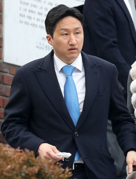 정기선 HD현대 사장이 11일 오후 서울 중구 정동제일교회에서 열린 정몽규 HDC그룹 회장의 장남 정준선 카이스트 교수의 결혼식에 참석한 뒤 식장을 나서고 있다. (사진=뉴스1)