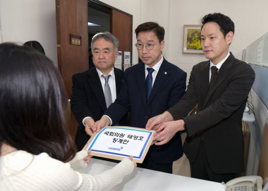 위성곤 더불어민주당 원내수석부대표(가운데)와 송재호(왼쪽), 김한규 의원이 15일 오전 서울 여의도 국회 의안과에 ‘제주 4·3사건’ 발언과 관련 태영호 의원 징계안을 제출하고 있다.(사진=뉴스1)