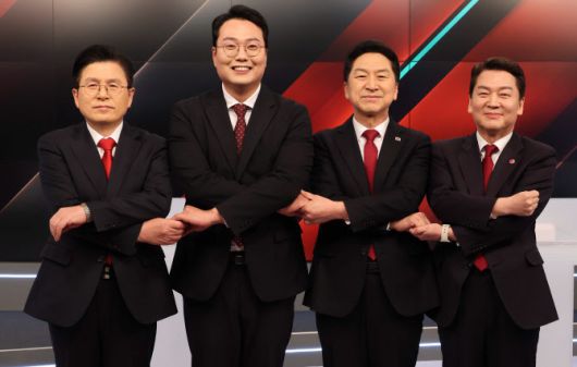 기념촬영하는 국민의힘 당대표 후보들 (사진=연합뉴스)