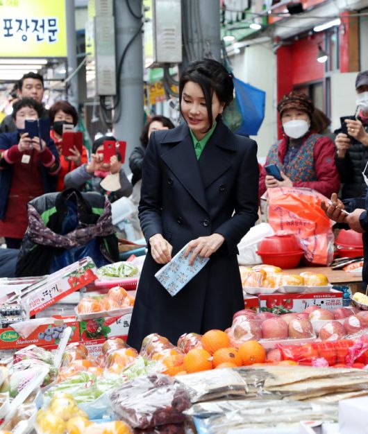 김건희 여사가 3일 경상북도 포항시 죽도시장을 방문, 지역 장애아동시설에 기부할 사과를 구매하고 있다 (사진=연합뉴스)