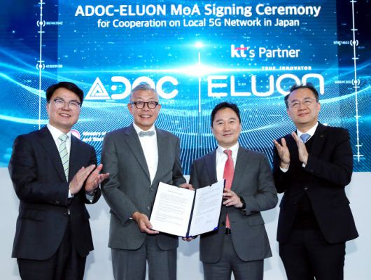 이루온과 일본 IT기업인 ADOC와의 ‘5G 특화망 코어장비’ 공급 계약이 스페인 바르셀로나 MWC23 현지에서 이뤄졌다. (왼쪽부터) 중기부 조주현 차관, ADOC 코바야시 죠지 대표, 이루온 이영성 대표, KT SCM전략담당 윤경모 상무다.