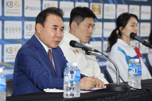 윤홍근 대한빙상경기연맹 회장이 베이징 올림픽에 이어 치킨 연금 시즌2를 예고했다. 사진=연합뉴스