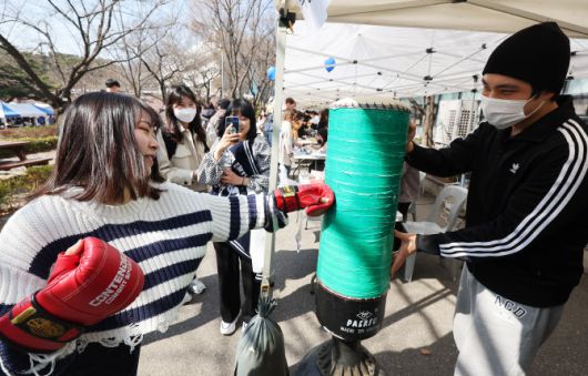 지난 6일 오후 경기도 수원시 아주대에서 열린 동아리 박람회 권투 동아리 부스에서 한 학생이 권투 체험을 하고 있다. (사진=연합뉴스)