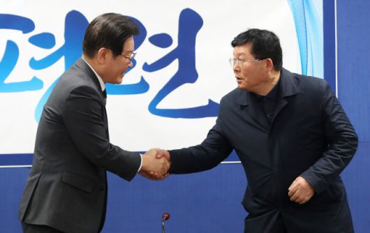 이재명(왼쪽) 더불어민주당 대표가 지난 21일 오후 서울 여의도 국회에서 민주평화국민연대와 간담회에서 설훈 의원과 인사하고 있다.(사진=뉴시스)