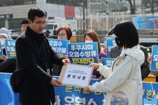 ]일본방사성오염수방류저지공동행동 등 시민단체가 10일 오전 서울 용산 대통령 집무실 인근에서 윤석열 정부의 일본 정부 후쿠시마 방사성 오염수 장기보관 요구를 촉구하는 항의서한을 들고 있다 (사진=연합뉴스)