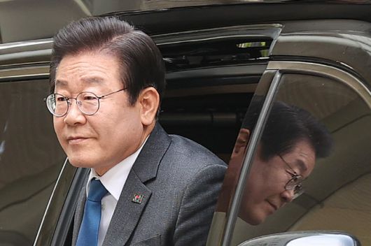 지난 대선 과정에서 허위 발언을 한 혐의로 기소된 더불어민주당 이재명 대표가 지난 14일 오전 서울 서초구 서울중앙지방법원에서 열린 공직선거법 위반 1심 공판에 출석하고 있다.(사진=연합뉴스)