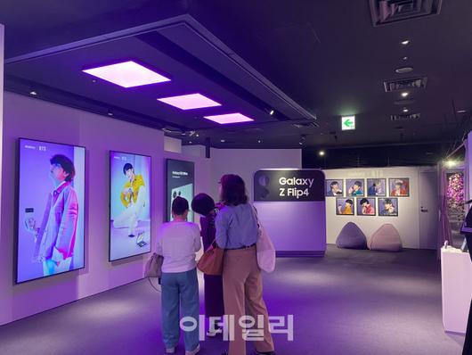 갤럭시 하라주쿠 6층은 ‘퍼플 플로어’로 갤럭시&BTS 체험 공간으로 꾸며져 있다. (사진=최영지기자)