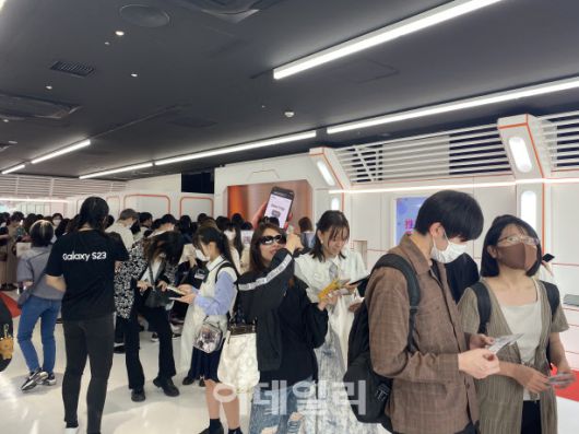 갤럭시 하라쿠즈 4층의 ‘갤럭시&유튜브 쇼츠’ 체험을 위해 대기 중인 관람객들. (사진=최영지기자)