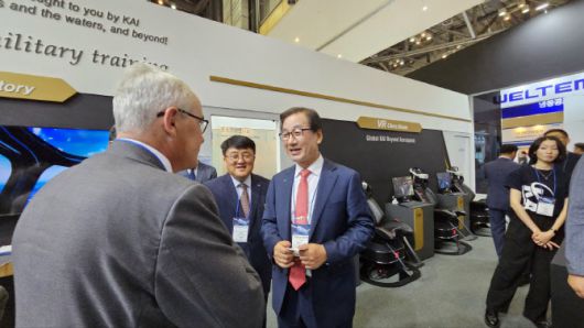 강구영 한국항공우주(KAI) 사장이 7일 부산 벡스코에서 열린 ‘국제해양방위산업전(MADEX, 마덱스) 2023’ 행사장에 방문에 전시 부스를 둘러보고 있다.(사진=김은경 기자)