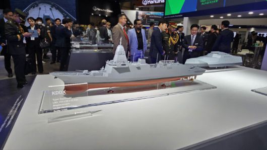 7일 부산 벡스코에서 열린 ‘국제해양방위산업전(MADEX, 마덱스) 2023’ HD현대중공업 부스에 전시된 차세대 한국형 구축함(KDDX) 모형.(사진=김은경 기자)