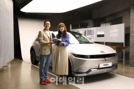 ‘포니와 함께한 시간’ 사진 공모전 대상 수상자 심포니 씨(오른쪽)가 지성원 현대자동차 브랜드마케팅본부장(전무)와  기념 촬영을 하고 있다. (사진=현대차)