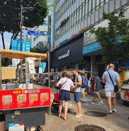 외국인들이 30일 서울 명동 노점상에서 길거리 음식을 사고 있다. (사진=이유림 기자)