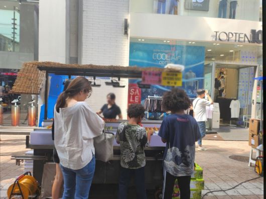 외국인들이 30일 서울 명동 노점상에서 길거리 음식을 사고 있다. (사진=이유림 기자)