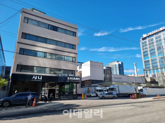 8일 낮 50대 근로자가 끼임사고를 당한 경기 성남 샤니 제빵공장 모습. 이 공장에서는 1년새 3번의 끼임사고 발생했다. 황영민 기자