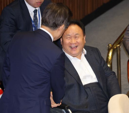 지난 4월27일 국회 본회의에서 이재명 민주당 대표와 이상민(정면) 의원이 인사하고 있다.(사진=연합뉴스)