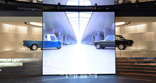 기아 ‘T-600’, ‘브리사’ 복원 모델 앞 기아 대표 모델들의 이미지가 연출된 모습