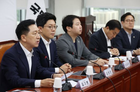 김기현(왼쪽) 국민의힘 대표가 24일 국회에서 열린 최고위원회의에서 발언을 하고 있다.(사진=연합뉴스)