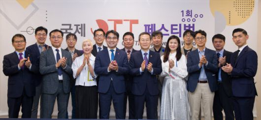 이종호 과학기술정보통신부 장관이 7일 오후 부산광역시 해운대구 더베이101에서 열린 ‘제1회 국제 OTT 페스티벌 개막식’ 에 앞서 이성권 부산광역시 경제부시장, 티빙, 웨이브, 왓차, 쿠팡플레이 등 OTT 기업대표 및 삼성전자, LG전자, CJ ENM, 뉴아이디 등 FAST 기업인들과 기념촬영 하고 있다.