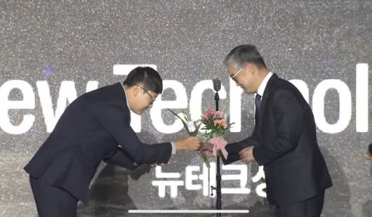 사진은 이날 시상식에 참석한 LG유플러스 정수헌 Consumer부문장(부사장)이 시상하고 있는 모습.