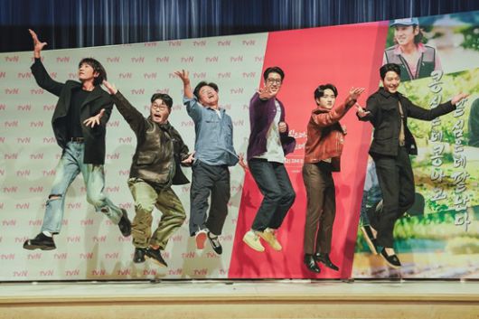 왼쪽부터 이광수, 김기방, 나영석 PD, 하무성 PD, 도경수, 김우빈(사진=tvN)