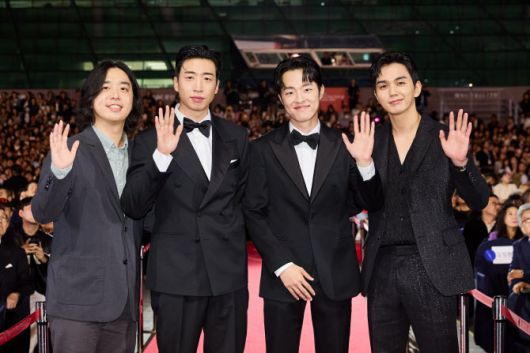 부산국제영화제에 참석한 웨이브 오리지널 ‘거래’ 팀.