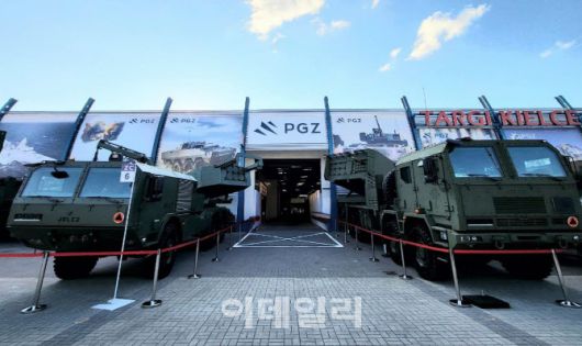 지난 달 5일(현지시각) 폴란드 국제방위산업전시회(MSPO) 전시장 입구에 한화에어로스페이스의 다련장로켓 ‘천무’(오른쪽)가 미국 하이마스 폴란드형(왼쪽)과 나란히 전시됐다. (사진=한화에어로스페이스)
