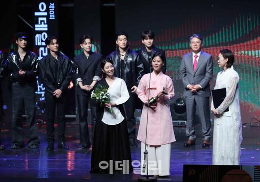제10회 이데일리 문화대상이 1일 오후 서울 종로구 세종문화회관에서 열렸다. 대상을 수상한 해금 앙상블팀 셋닮의 김현희, 김혜빈, 이승희가 수상소감을 밝히고 있다. (사진=노진환 기자)