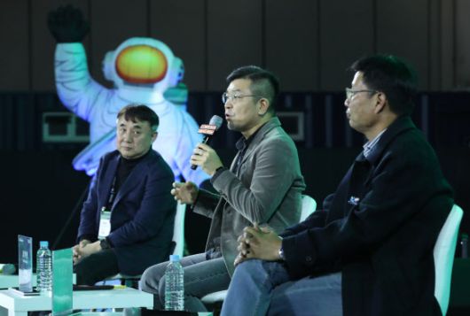 이병민(왼쪽부터) 건국대 교수, 정덕현 문화평론가, 송재룡 트레져헌터 대표이사가 ‘K-콘텐츠 열풍, 지속가능한 성장 전략’을 주제로 토론하고 있다(사진=노진환 기자).