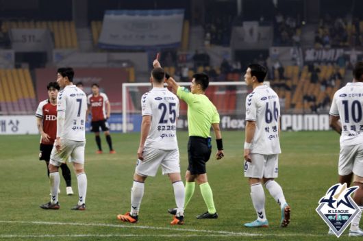 수원FC는 이승우가 퇴장당하며 2차전에도 부담을 안게 됐다. 사진=한국프로축구연맹
