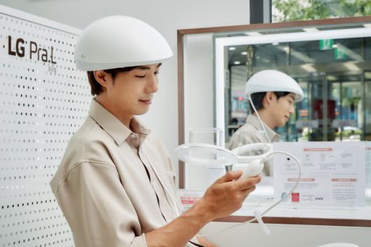 LG전자 모델이 LG 프라엘 메디헤어를 체험하는 모습. (사진=LG전자)