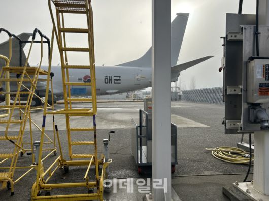 대한민국 해군에 인도될 예정인 보잉 P-8 포세이돈 4호기가 지난 11월 28일 미 시애틀 보잉 공장에 주기돼 있다. (사진=국방부공동취재단)