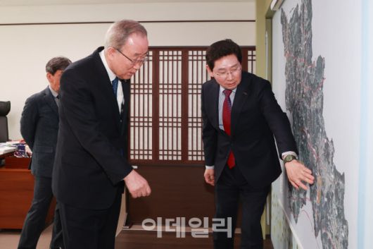 지난 5일 용인시청을 찾은 반기문 유엔 전 사무총장에게 이상일 용인시장이 용인시 지도를 보며 향후 비전을 설명하고 있다.(사진=용인시)
